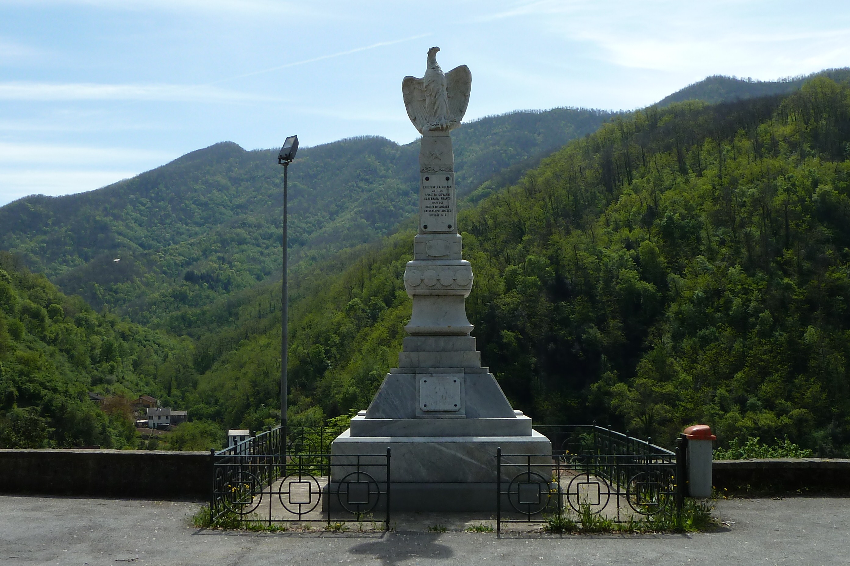 allegoria della vittoria come aquila (monumento ai caduti - ad obelisco, opera isolata) di Ersanilli Roberto (primo quarto XX)