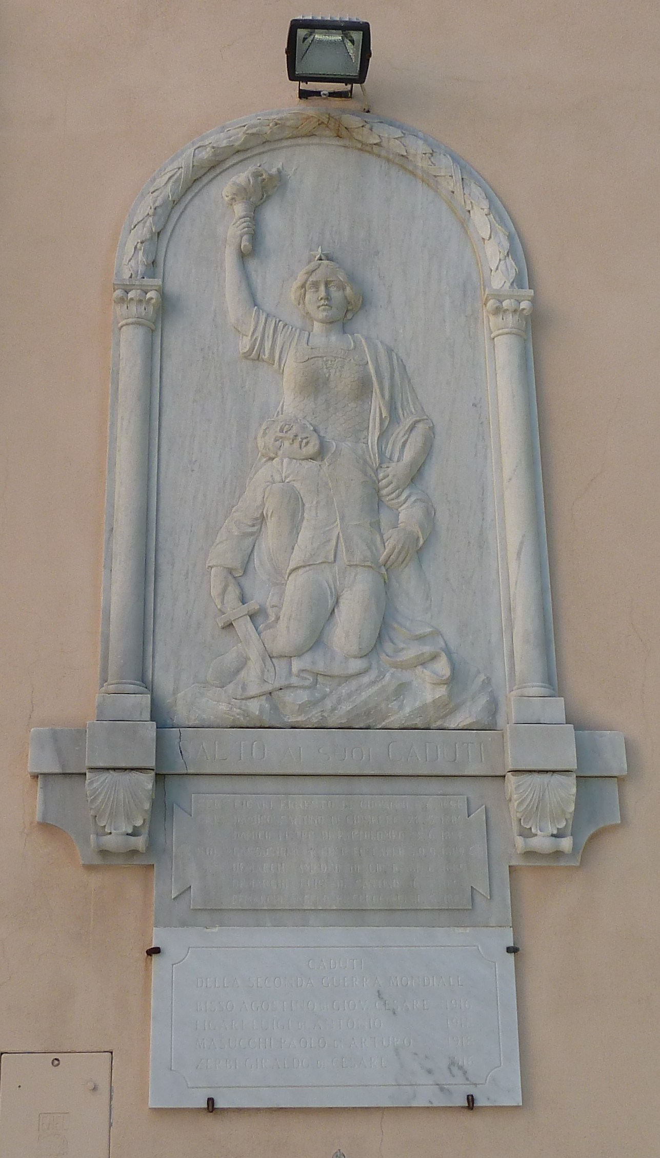 allegoria della Patria che sorregge un soldato morente (lapide commemorativa ai caduti, opera isolata) di Zannoni A (prima metà XX)