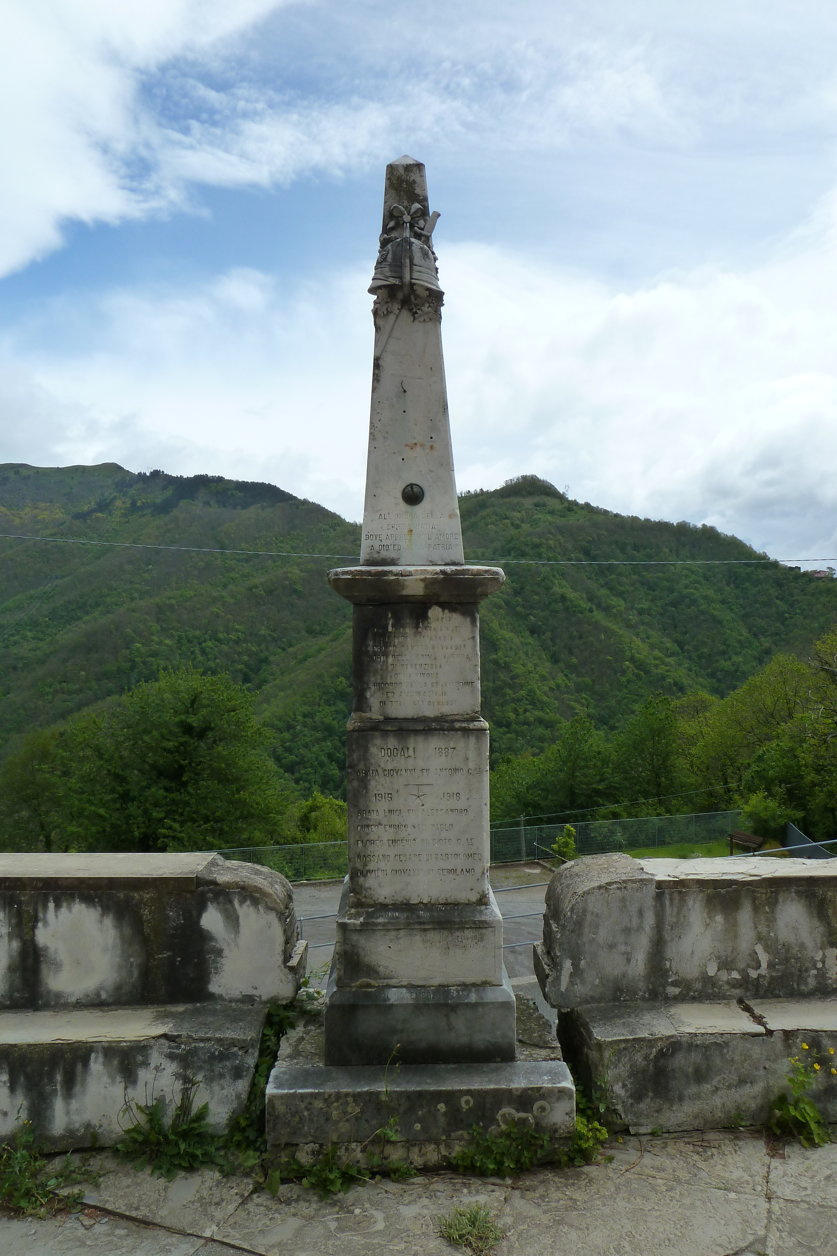 elmetto e armi ornamentali (monumento ai caduti - a cippo, opera isolata) - ambito ligure (secondo quarto XX)