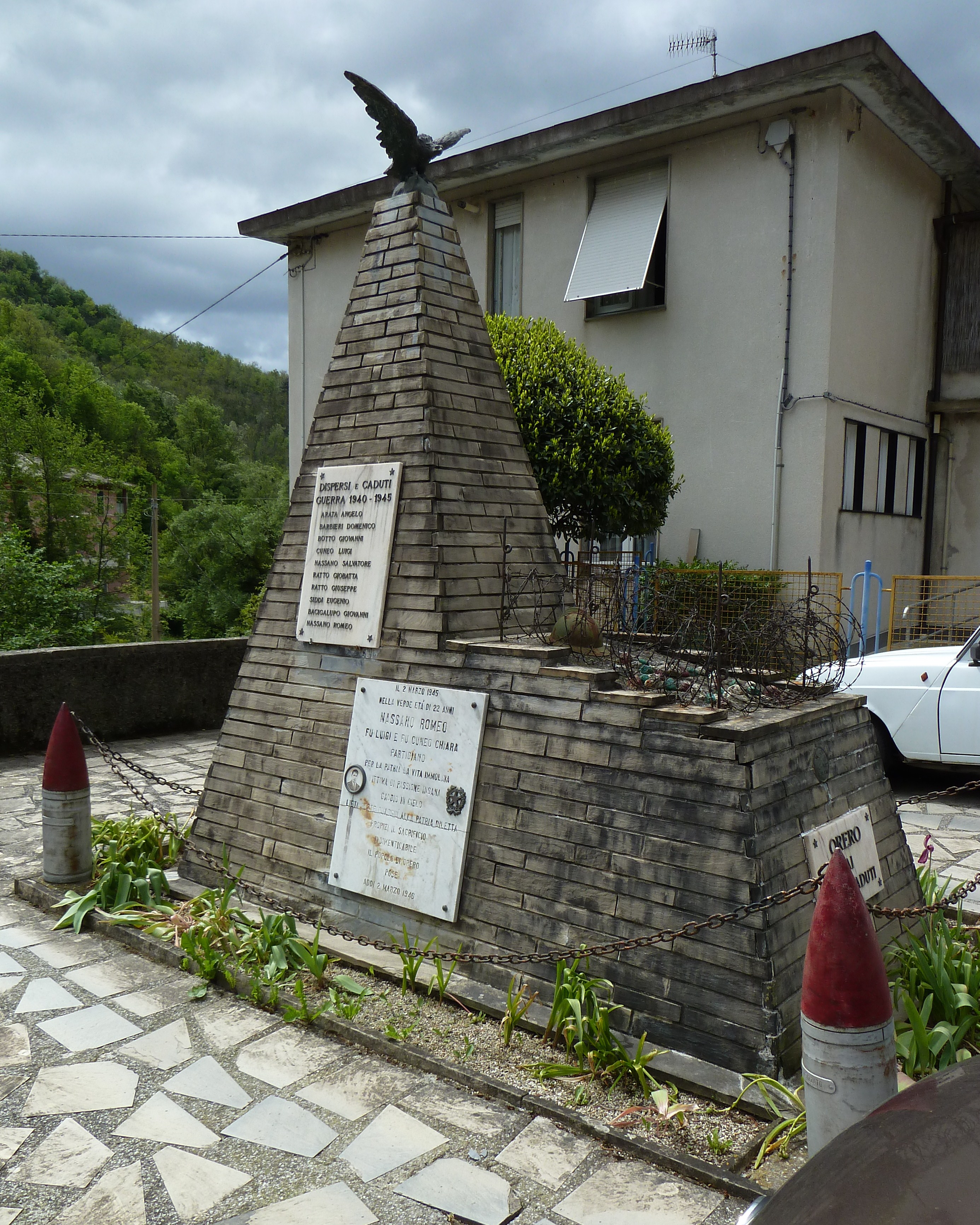 allegoria della vittoria come aquila, elmetto circondato da filo spinato (monumento ai caduti - a montagna figurata, opera isolata) - ambito ligure (metà XX)