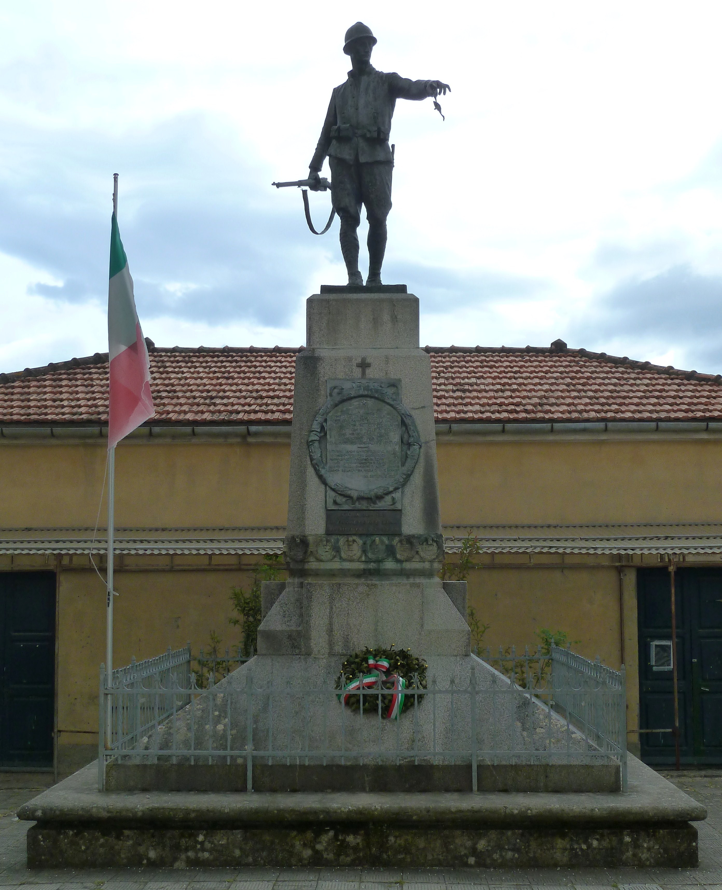 soldato (monumento ai caduti - a cippo, opera isolata) di Falcone Francesco (primo quarto XX)