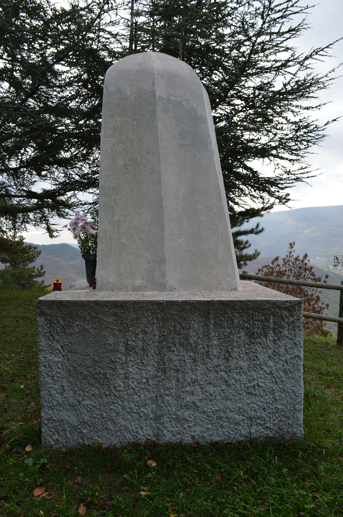 ramo alloro, elmetto, fucile (monumento ai caduti - a cippo, opera isolata) di L. Paolicchi (attribuito) - bottega ligure (secondo quarto XX)