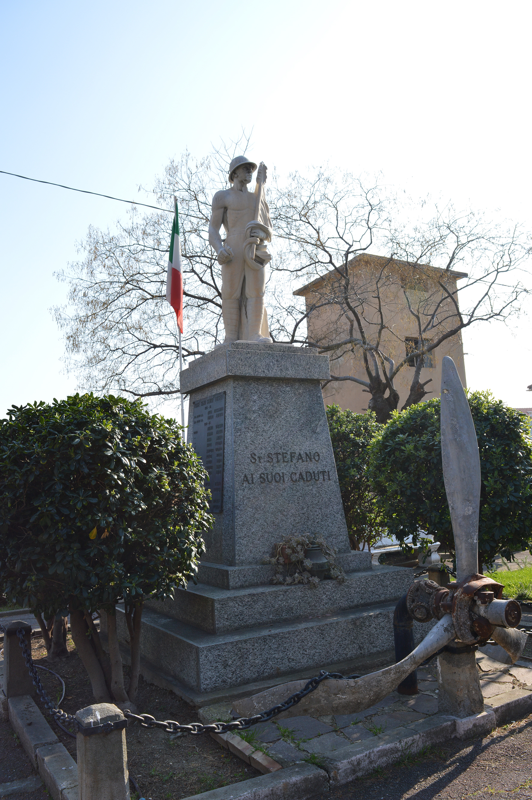 Figura di soldato: fante che porta la bandiera (monumento ai caduti) di Giovanni Battista Rilla (attribuito) (terzo quarto XX)