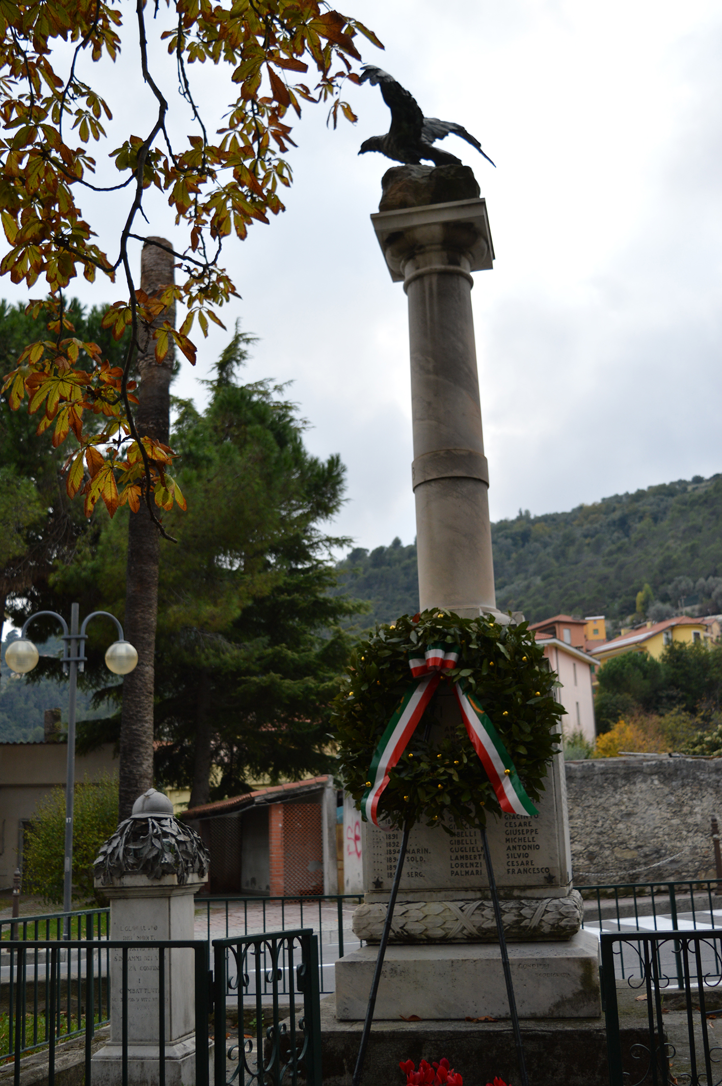 allegoria Vittoria come aquila, ghirlanda alloro (monumento ai caduti - a colonna) di F.lli Conrieri (attribuito) - ambito ligure-piemontese (prima metà XX)