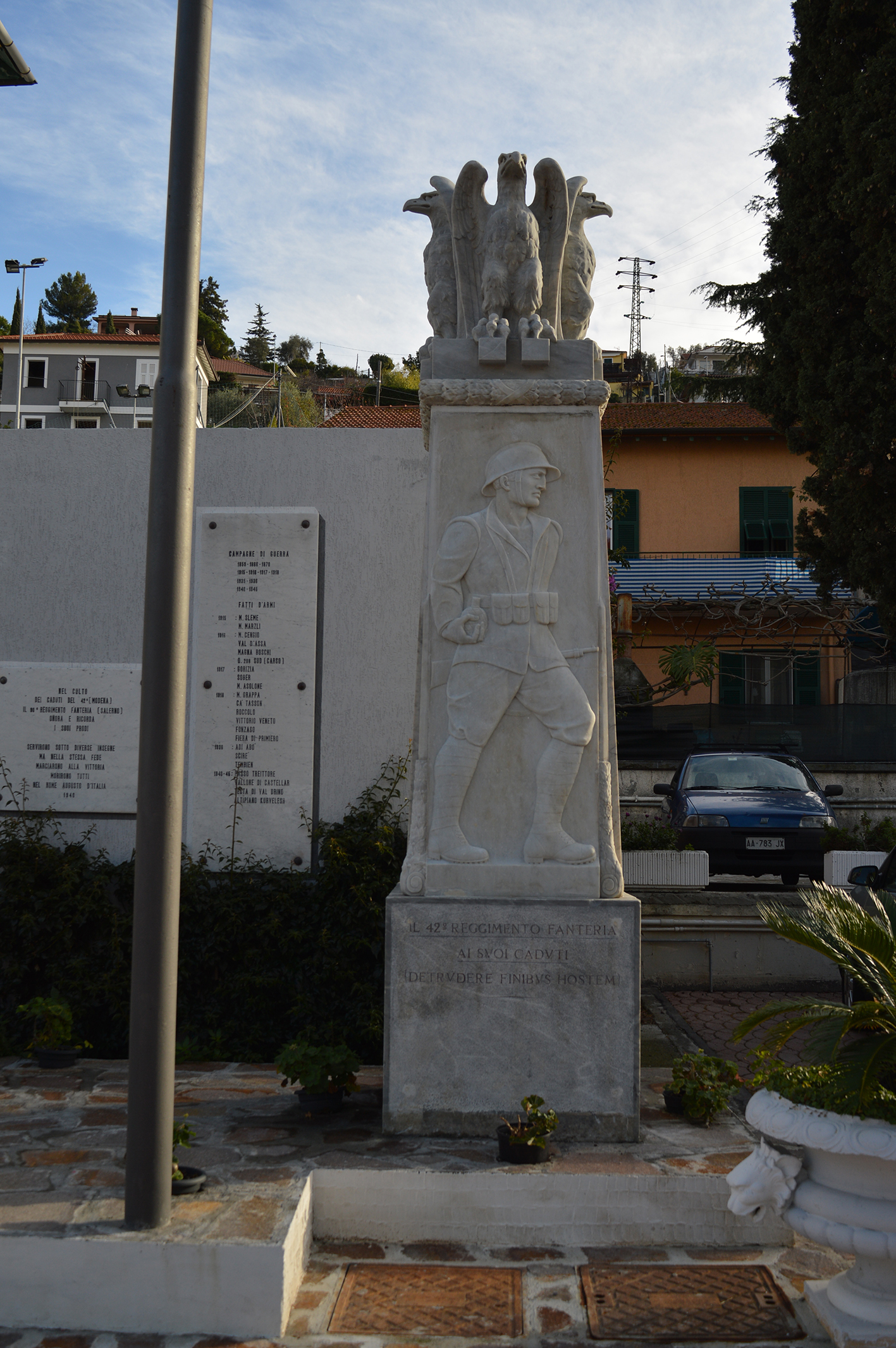 aquila come allegoria della Vittoria, fante armato (monumento ai caduti) - ambito ligure (prima metà XX)