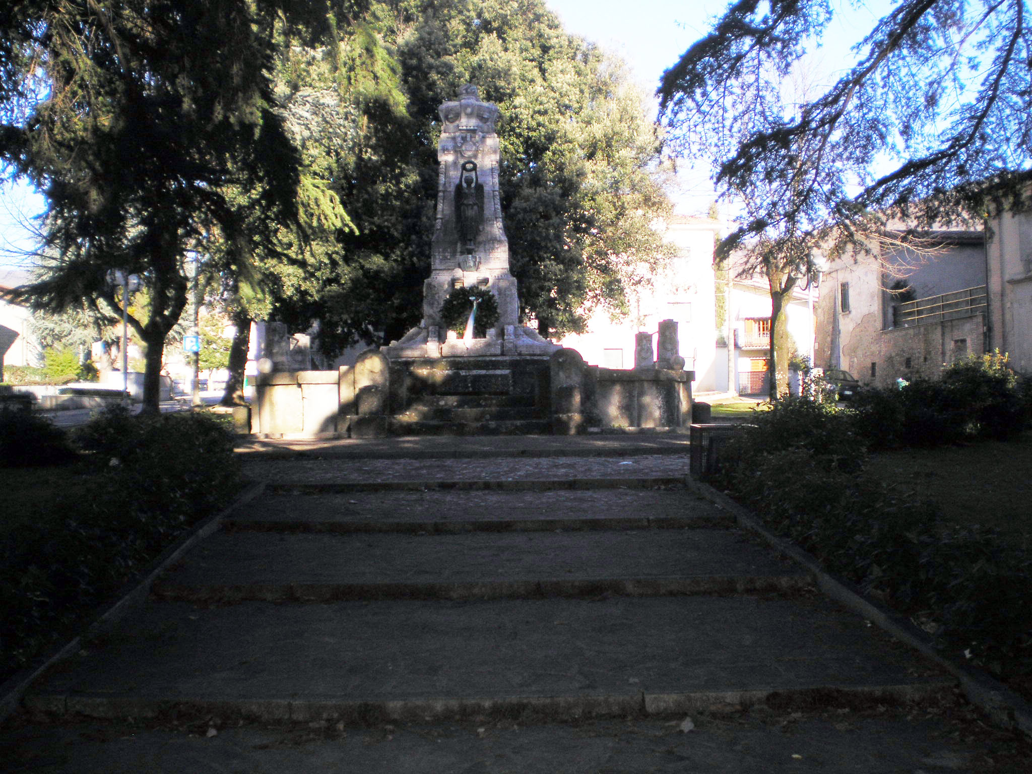 Allegoria della Vittoria come donna vestita all'antica (monumento ai caduti - a stele, opera isolata) di Vittorio Paron (prima metà sec. XX)