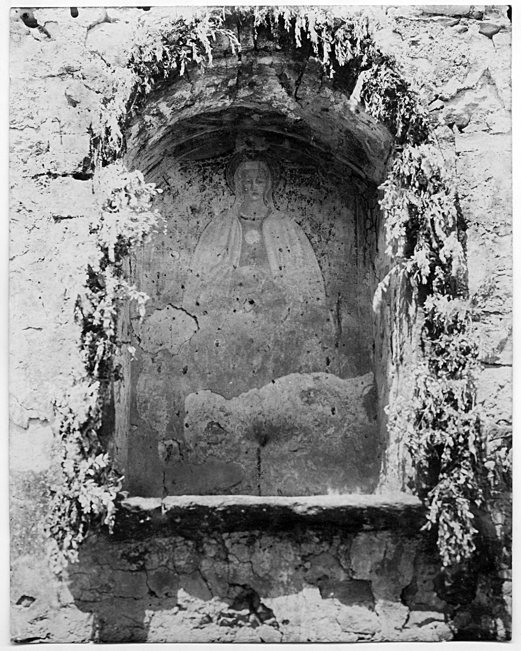 Arezzo - Fraz. Agazzi (?) - Madonna in trono; affresco dilavato (negativo) di Perazzo, Vincenzo - ambito toscano (primo quarto XX)