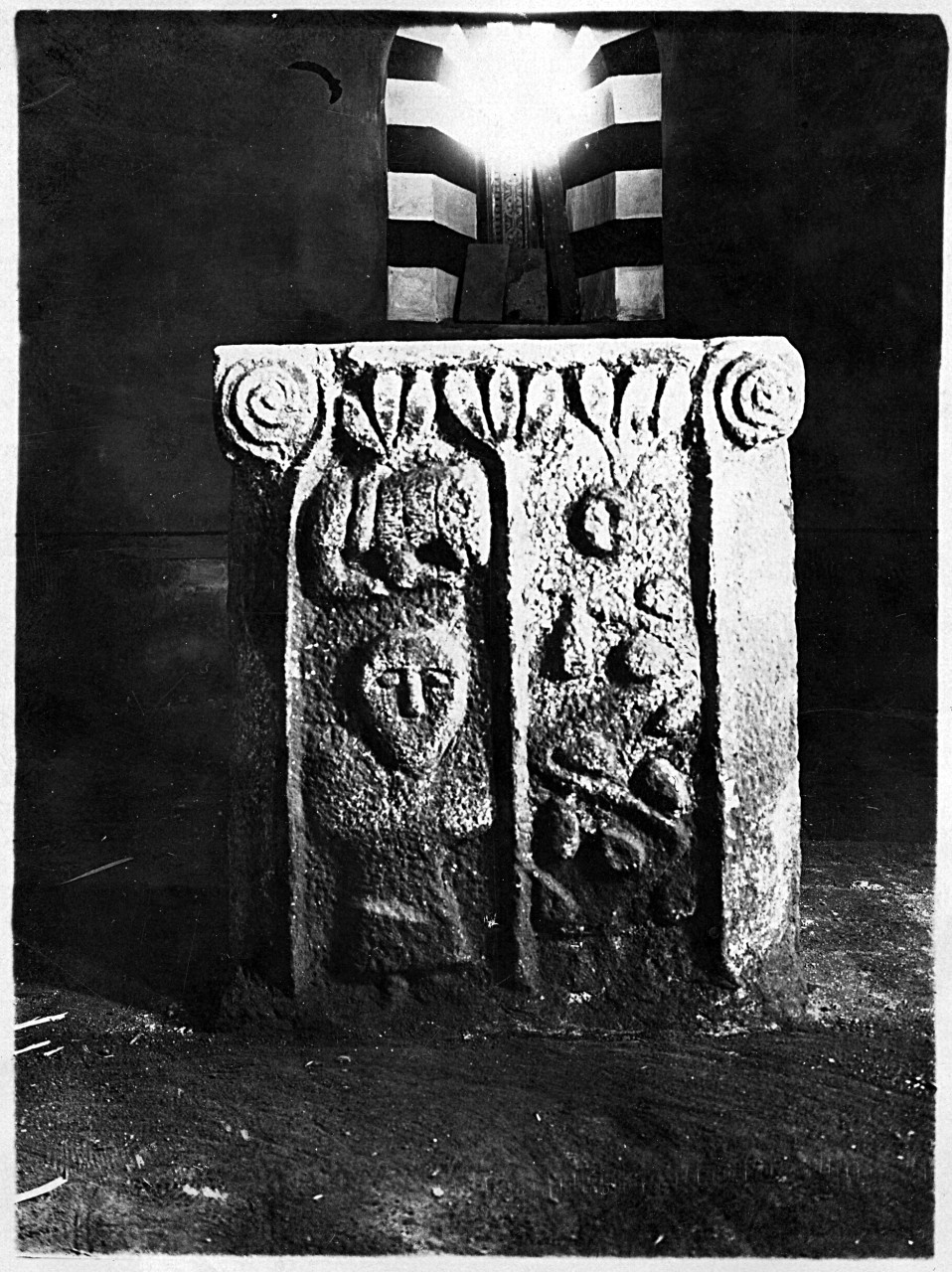 Arezzo - collocazione ignota - cippo di marmo scolpito (negativo) di Gabinetto fotografico del Polo Museale Fiorentino (laboratorio) - ambito aretino (primo quarto XX)