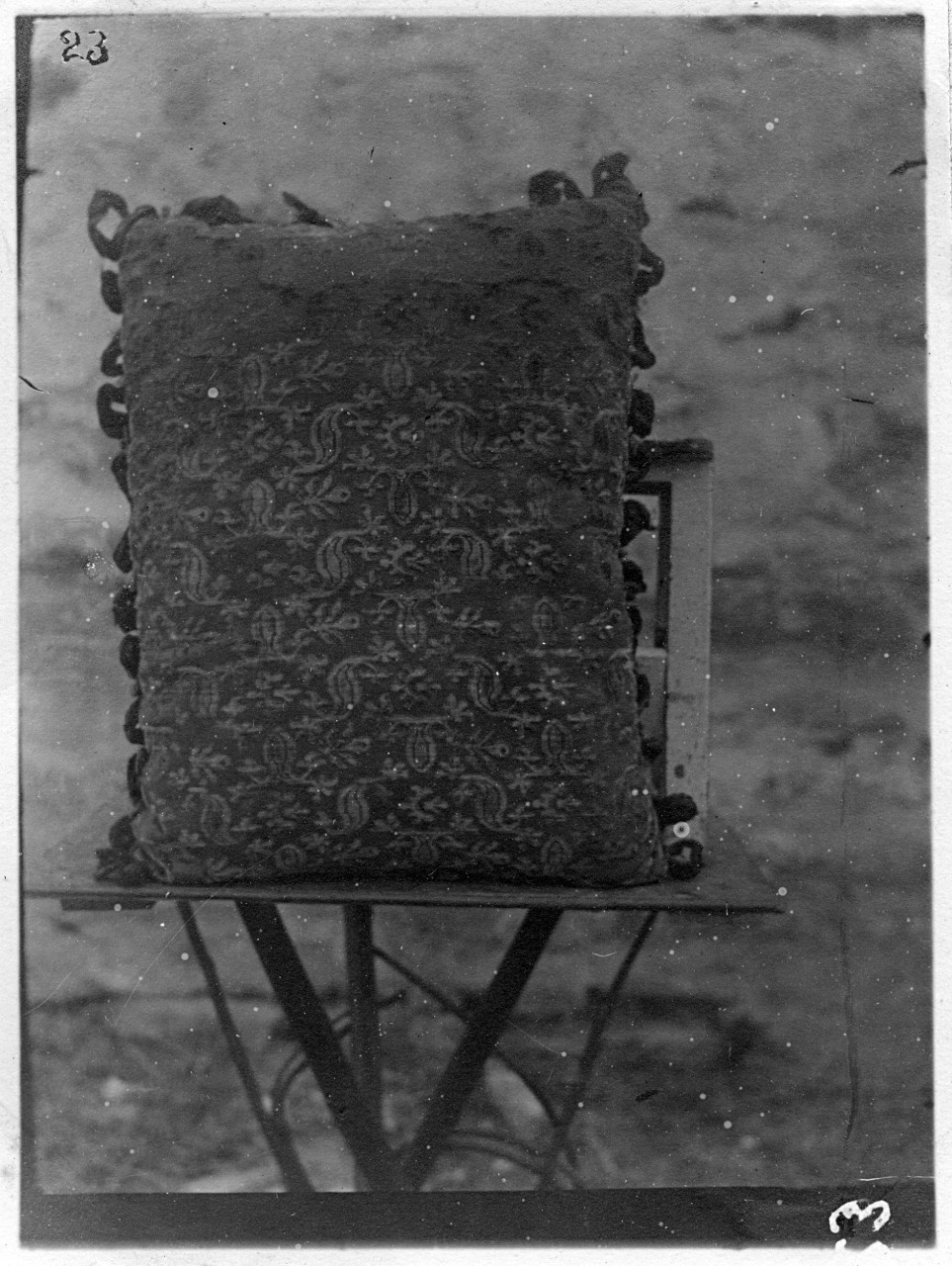 Arezzo - Giovi - Chiesa di Santa Maria - Cuscino di velluto (negativo) di Gabinetto fotografico del Polo Museale Fiorentino (laboratorio) - manifattura toscana (primo quarto XX)