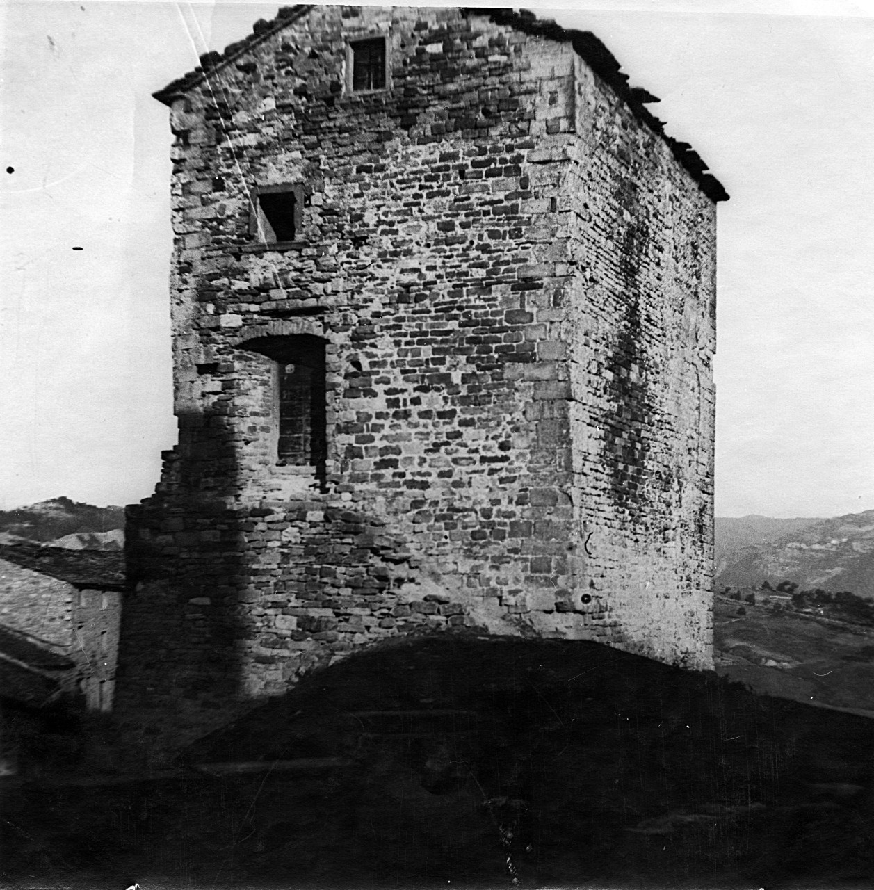 Badia Tedalda - Rovine di torre antica (negativo) di Gabinetto fotografico del Polo Museale Fiorentino (laboratorio) (primo quarto XX)