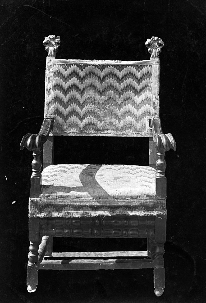 Badia Tedalda - collocazione ignota - sedia con braccioli (negativo) di Gabinetto fotografico del Polo Museale Fiorentino (laboratorio) - bottega toscana (primo quarto XX)