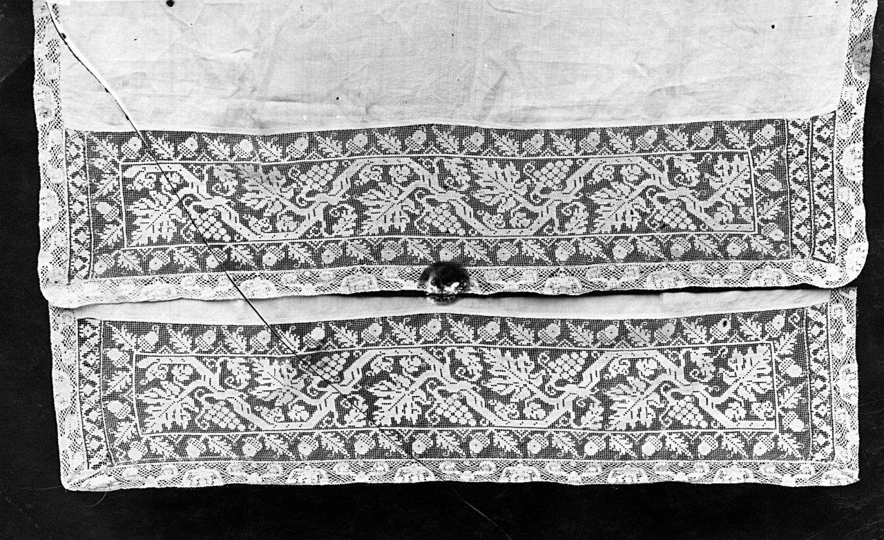 Badia Tedalda - collocazione ignota -tovaglia d'altare con trina (negativo) di Gabinetto fotografico del Polo Museale Fiorentino (laboratorio) - bottega tscana (primo quarto XX)