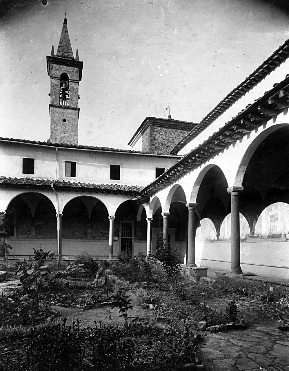 Bibbiena - Chiesa di Santa Maria del Sasso - Chiostro (negativo) di Giuliano da Maiano (attr), Gabinetto fotografico del Polo Museale Fiorentino (laboratorio) (primo quarto XX)