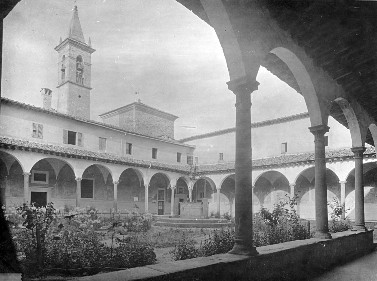 Bibbiena - Chiesa di Santa Maria del Sasso - Chiostro (negativo) di Giuliano da Maiano (attr), Gabinetto fotografico del Polo Museale Fiorentino (laboratorio) (primo quarto XX)