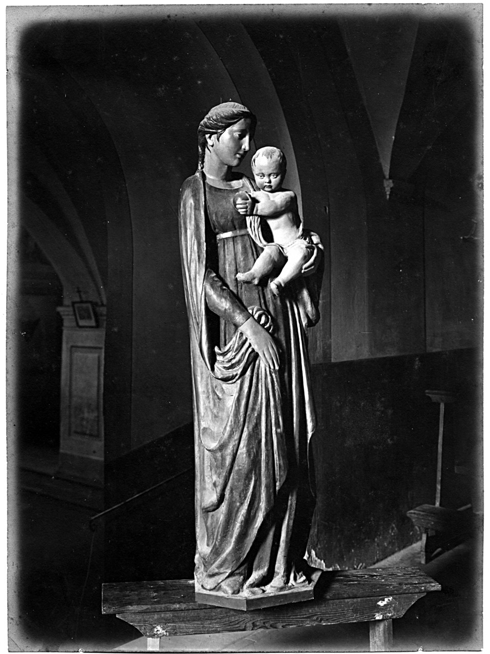Bibbiena - Chiesa di Santa Maria del Sasso - Cripta - Madonna del Buio; statua di legno (negativo) di Donatello (scuola), Gabinetto fotografico del Polo Museale Fiorentino (laboratorio) (primo quarto XX)