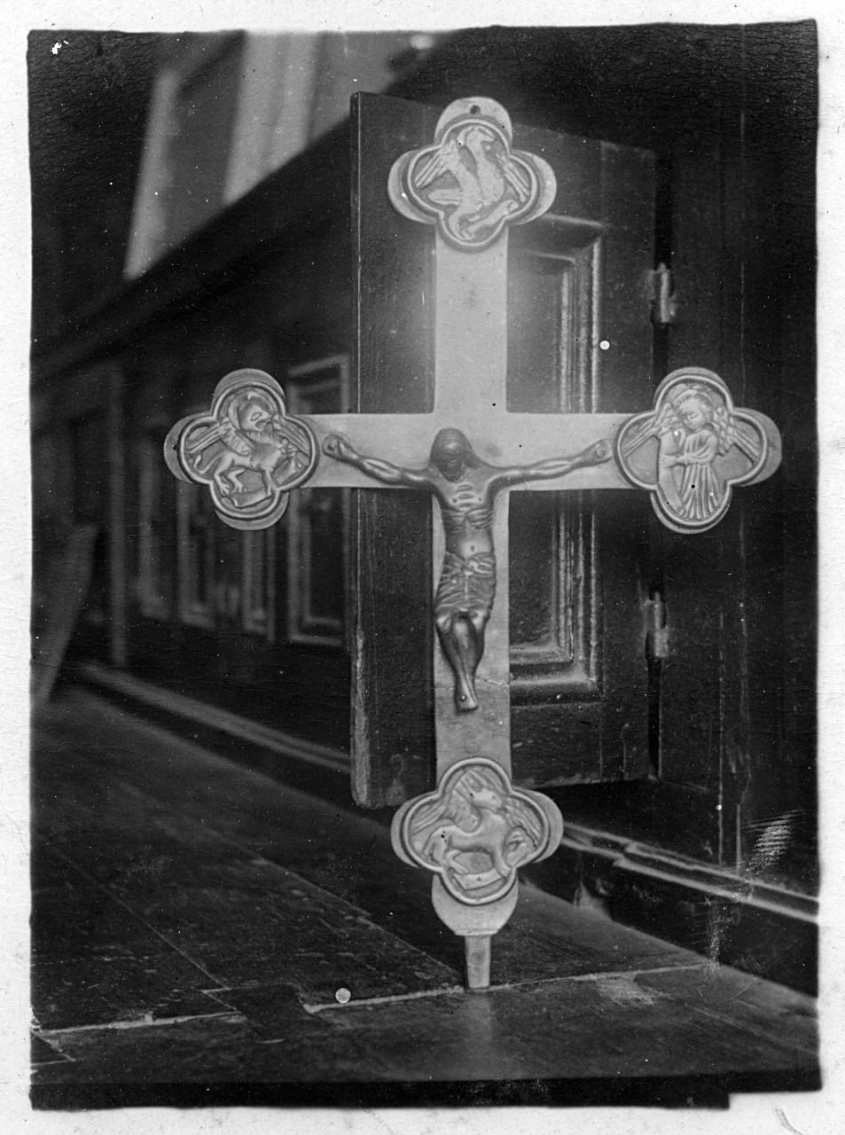 Castelfocogano - Rassina - Chiesa di San Martino (?) - Crocifisso in ottone (negativo) di Gabinetto fotografico del Polo Museale Fiorentino (laboratorio) - bottega aretina (primo quarto XX)
