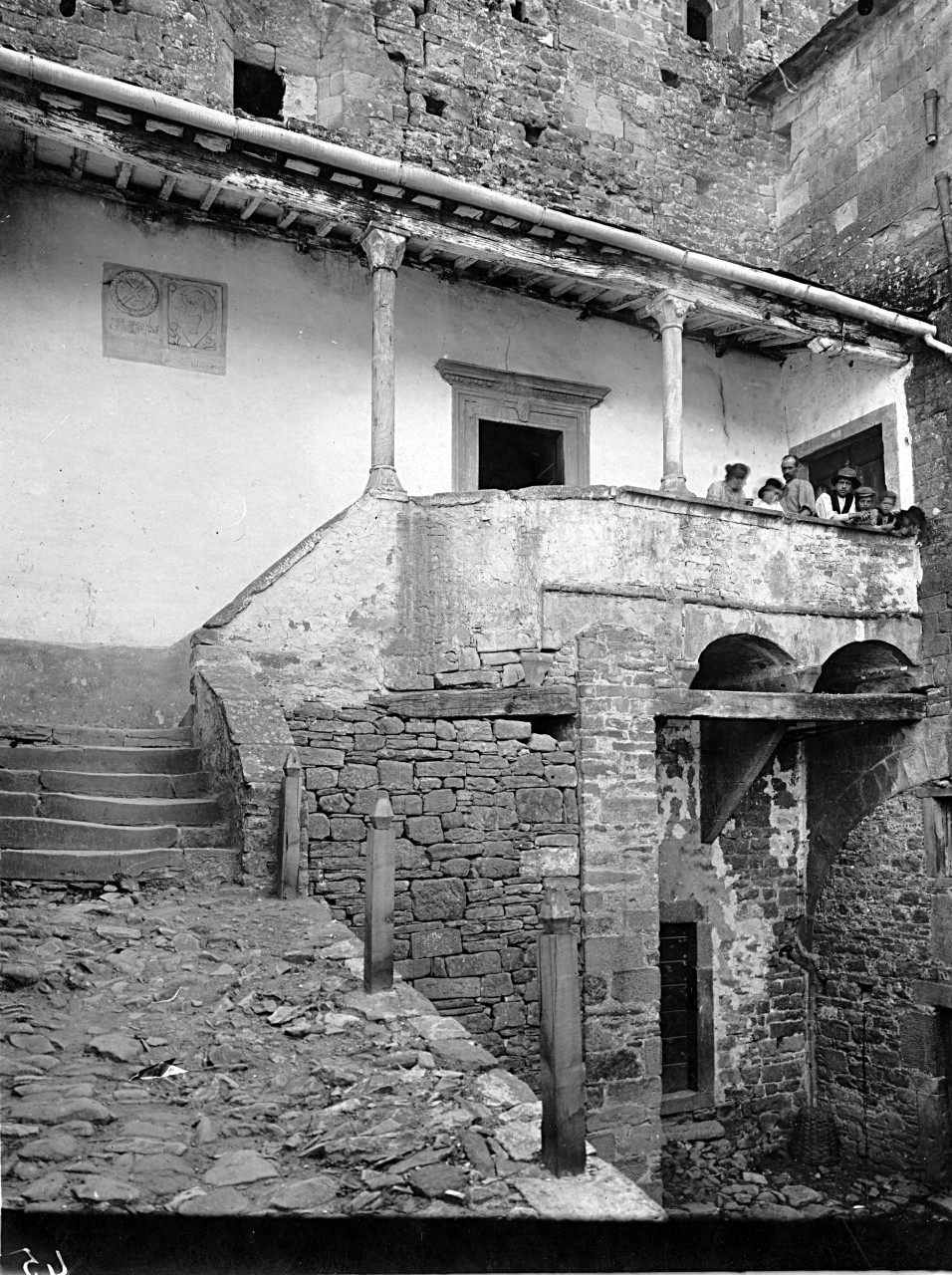 Arezzo - Castel San Niccolò - Castello - Cortile interno (negativo) di Gabinetto fotografico del Polo Museale Fiorentino (laboratorio) - ambito toscano (primo quarto XX)