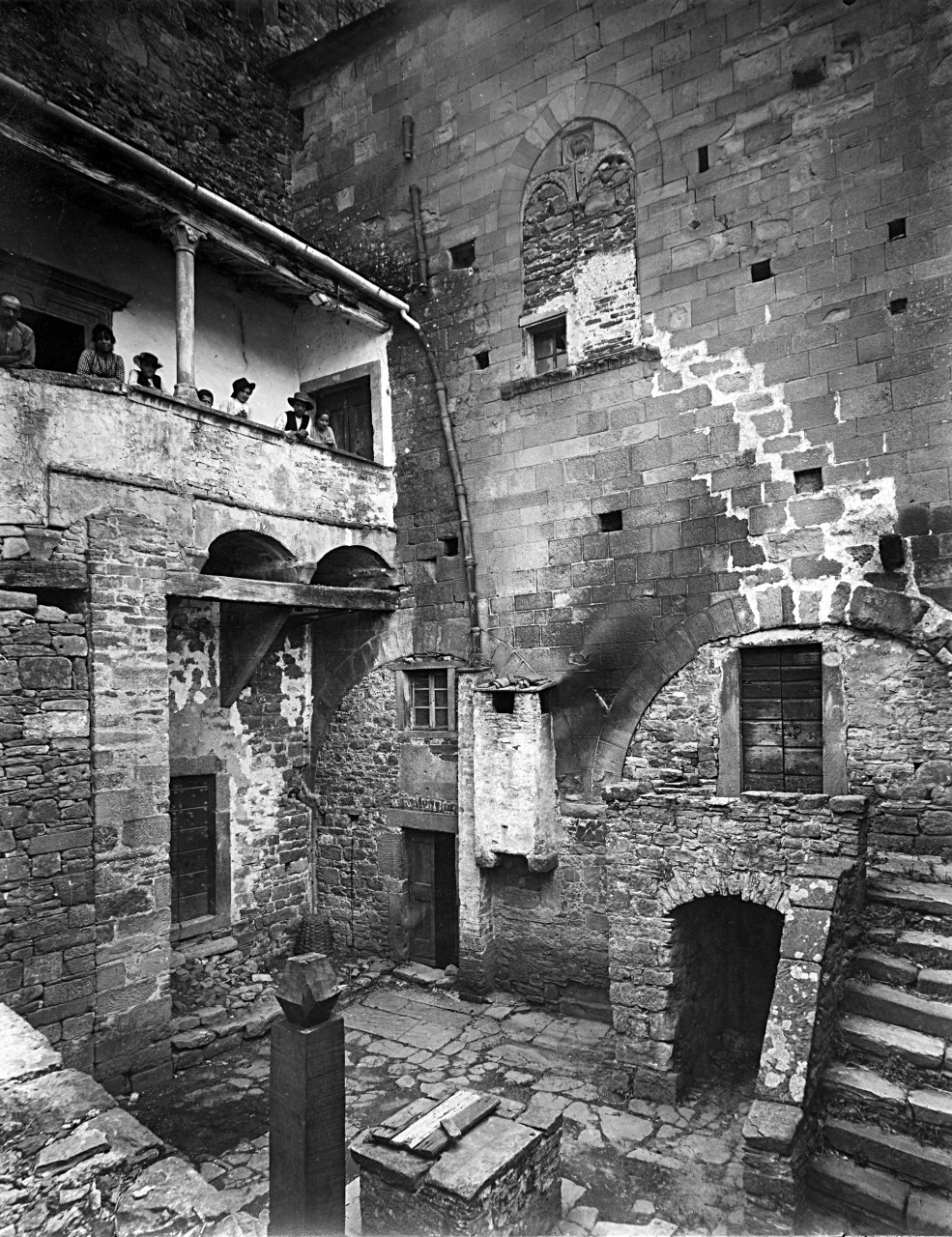 Arezzo - Castel San Niccolò - Castello - Cortile interno (negativo) di Gabinetto fotografico del Polo Museale Fiorentino (laboratorio) - ambito toscano (primo quarto XX)