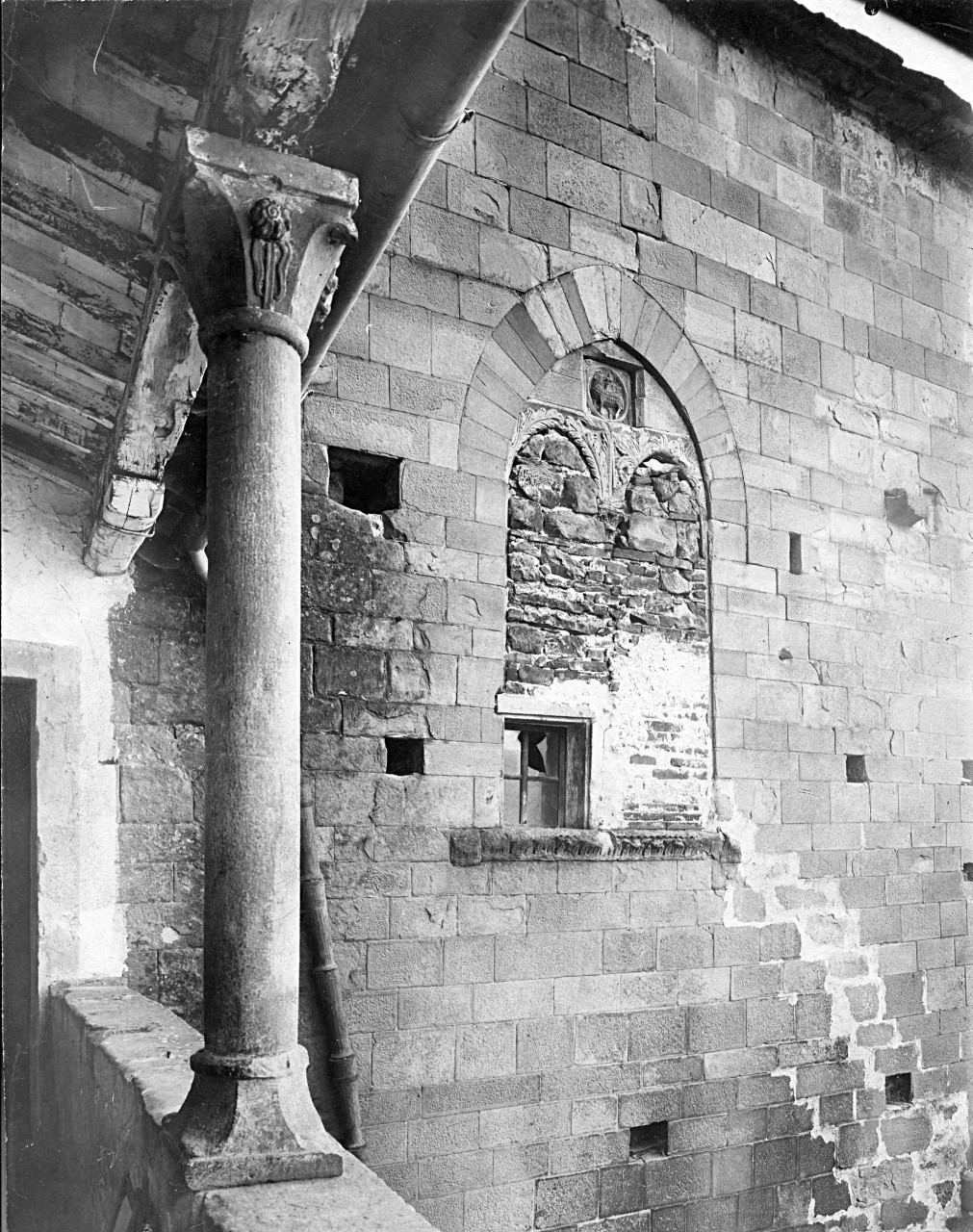 Arezzo - Castel San Niccolò - Castello - Bifora murata ripresa dal ballatoio (negativo) di Gabinetto fotografico del Polo Museale Fiorentino (laboratorio) - ambito toscano (primo quarto XX)