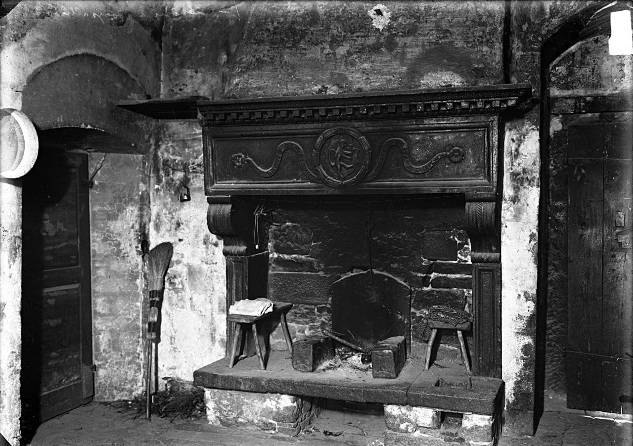 Arezzo - Castel San Niccolò - Borgo alla Collina - Interno della Canonica di San Donato - Camino (negativo) di Gabinetto fotografico del Polo Museale Fiorentino (laboratorio) - ambito toscano (primo quarto XX)