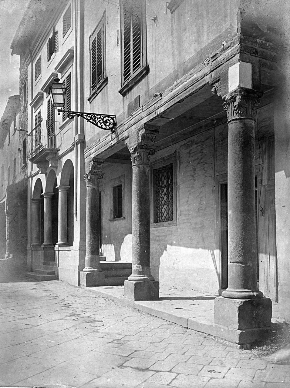Arezzo - Castel San Niccolò - Borgo alla Collina - Esterno della Canonica di San Donato (negativo) di Gabinetto fotografico del Polo Museale Fiorentino (laboratorio) - ambito toscano (primo quarto XX)