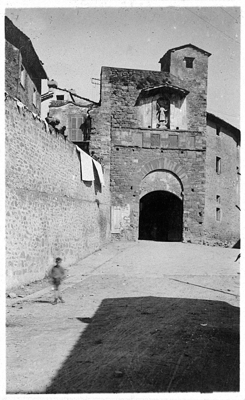 Castiglion Fiorentino - Porta Sant'Angelo (positivo) di Gabinetto fotografico del Polo Museale Fiorentino (laboratorio) (primo quarto XX)