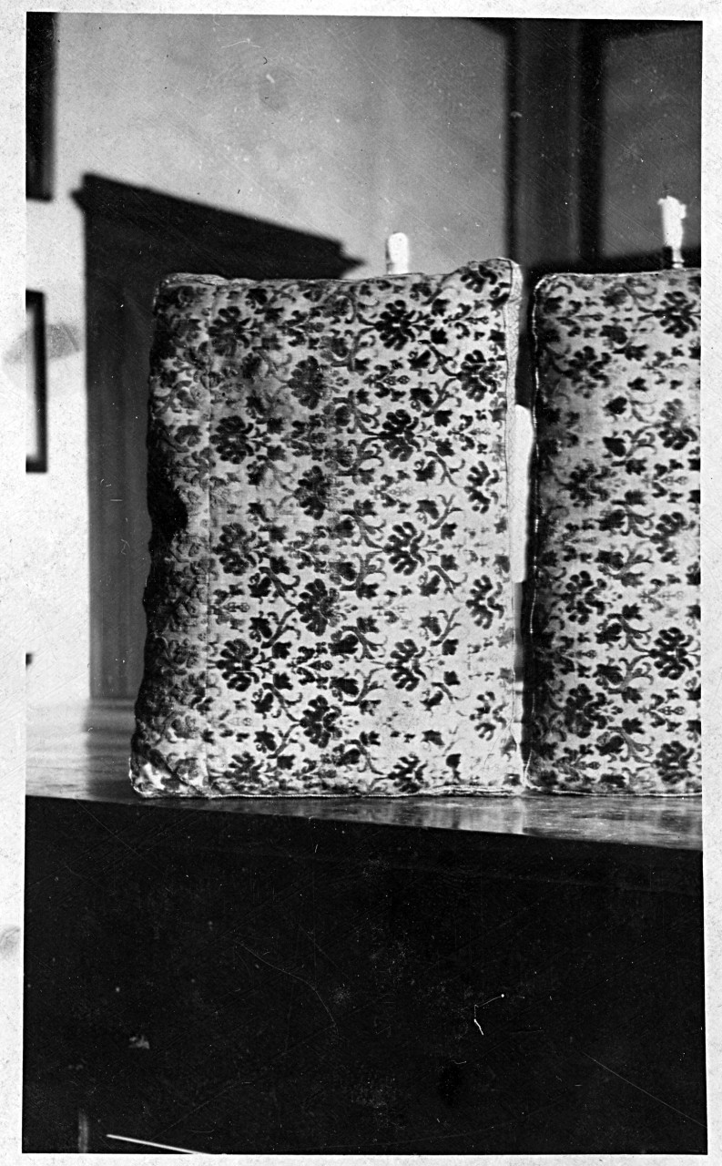 Castiglion Fiorentino - Chiesa del Gesù cuscini di velluto posti ai piedi e alla testa della statua lignea del Cristo morto sotto l'altare maggiore (positivo) di Gabinetto fotografico del Polo Museale Fiorentino (laboratorio) (primo quarto XX)