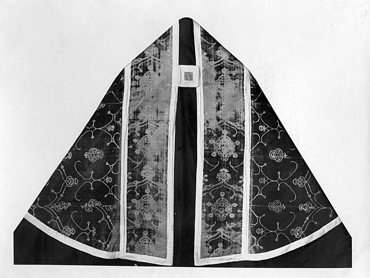 Castiglion Fiorentino -collocazione ignota - Piviale in velluto (negativo) di Gabinetto fotografico del Polo Museale Fiorentino (laboratorio) - manifattura aretina (primo quarto XX)