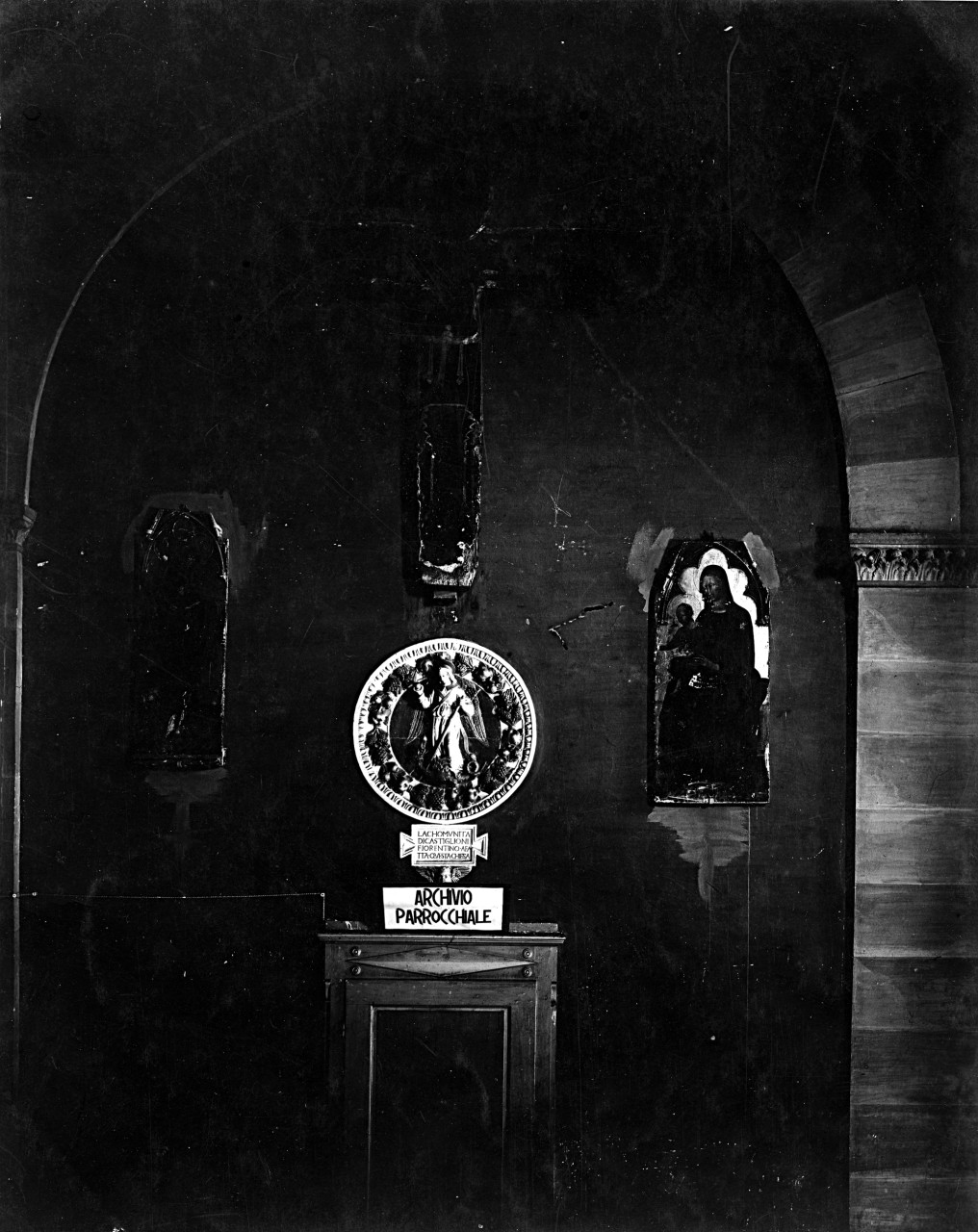 Castiglion Fiorentino - Pinacoteca - Croce dipinta, tondo robbiano e due tavole con Santa Caterina e Madonna con bambino (negativo) di Giovanni di Paolo, Gabinetto fotografico del Polo Museale Fiorentino (laboratorio) - ambito aretino (primo quarto XX)