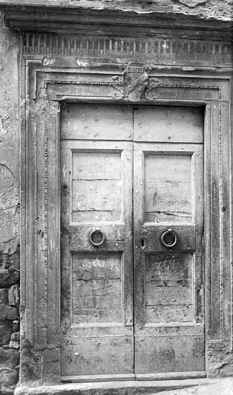 Castiglion Fiorentino - Palazzo Comunale - Porta lignea (positivo) di Gabinetto fotografico del Polo Museale Fiorentino (laboratorio) - ambito aretino (primo quarto XX)