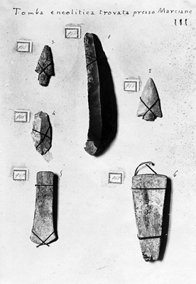 Arezzo - Museo Archeologico Nazionale G. C. Mecenate - selci e punte di freccia (negativo) di Gabinetto fotografico del Polo Museale Fiorentino (laboratorio) (primo quarto XX)