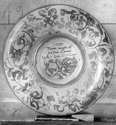 Arezzo - Museo Statale d'Arte Medievale e Moderna - Sala delle Maioliche - Morte di Tarpea (negativo) di Avelli Xanto Francesco, Gabinetto fotografico del Polo Museale Fiorentino (laboratorio) (primo quarto XX)