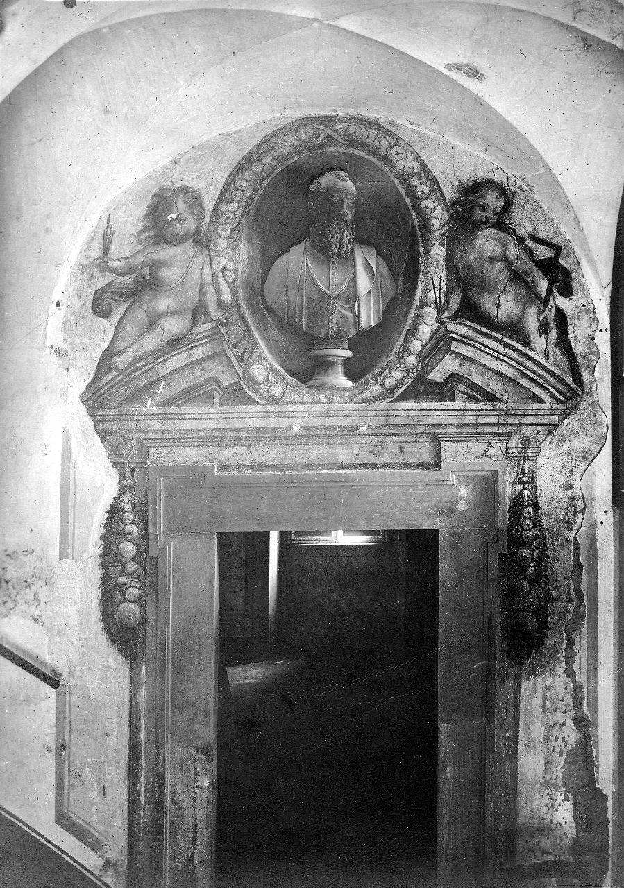Arezzo - Casa del Vasari - porta con sopra l'architrave un busto maschile scultoreo e due putti laterali a fresco (negativo) di Leoni Leone, Gabinetto fotografico del Polo Museale Fiorentino (laboratorio) (inizio XX)