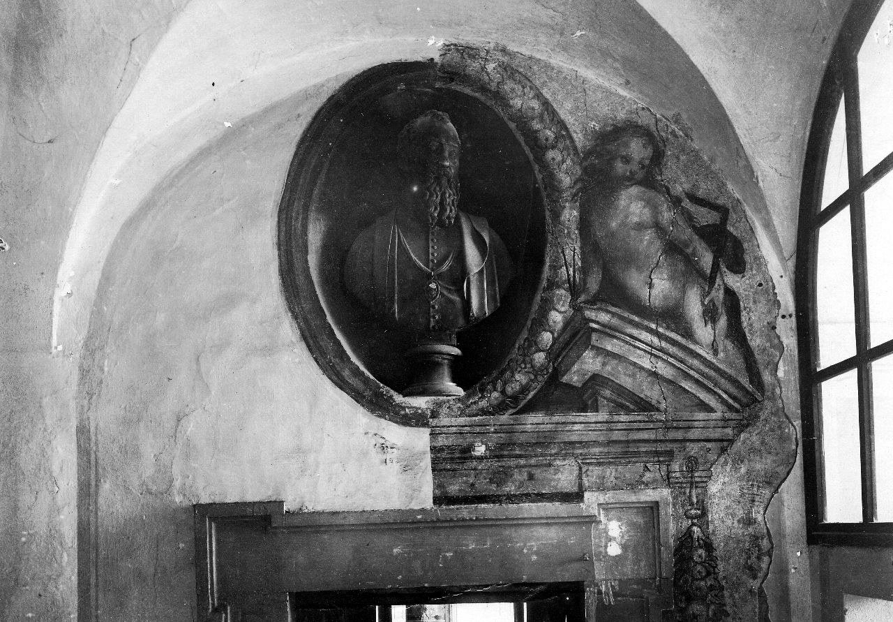 Arezzo - Casa del Vasari - Architrave di porta sormontata da busto scultoreo e un putto laterale a fresco (negativo) di Leoni Leone, Gabinetto fotografico del Polo Museale Fiorentino (laboratorio) (inizio XX)