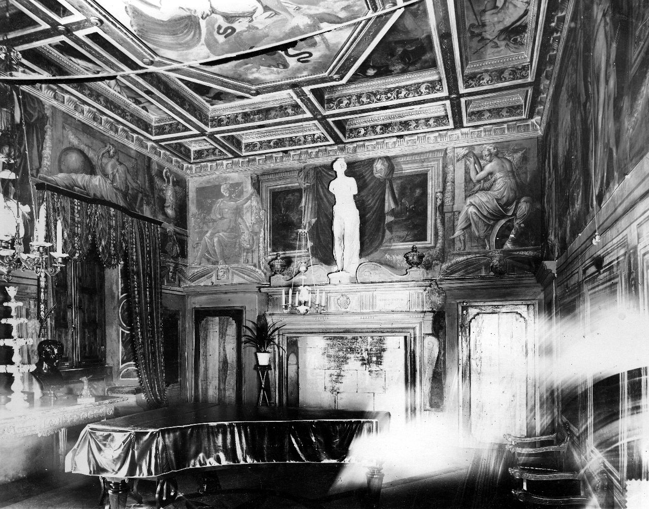 Arezzo - Casa del Vasari - Veduta del salone principale con affreschi allegorici (negativo) di Vasari Giorgio, Gabinetto fotografico del Polo Museale Fiorentino (laboratorio) (inizio XX)