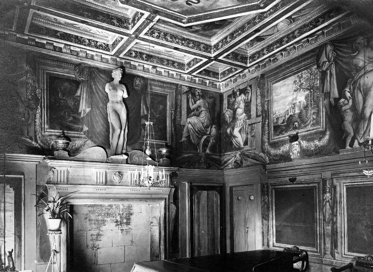 Arezzo - Casa del Vasari - ripresa della parete con camino e statua nel Salone con affreschi allegorici (negativo) di Vasari Giorgio, Gabinetto fotografico del Polo Museale Fiorentino (laboratorio) (inizio XX)