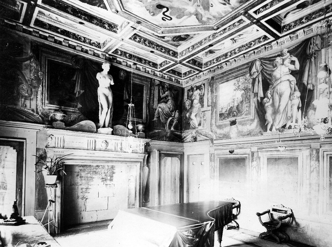Arezzo - Casa del Vasari - ripresa della parete con camino e statua nel Salone con affreschi allegorici (negativo) di Vasari Giorgio, Gabinetto fotografico del Polo Museale Fiorentino (laboratorio) (inizio XX)