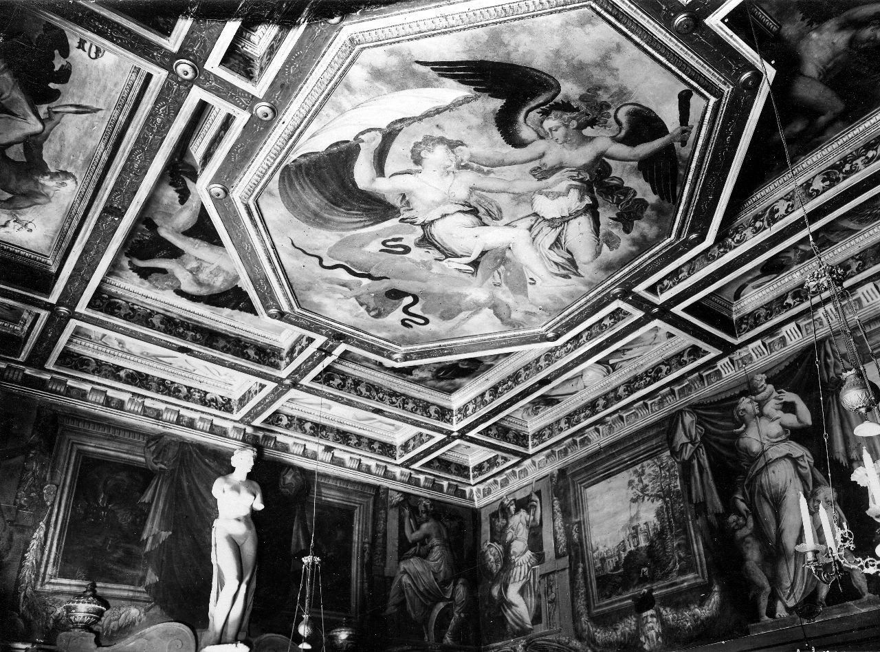 Arezzo - Casa del Vasari - Soffitto affrescato del salone: Virtù percuote Invidia (negativo) di Vasari Giorgio, Gabinetto fotografico del Polo Museale Fiorentino (laboratorio) (inizio XX)