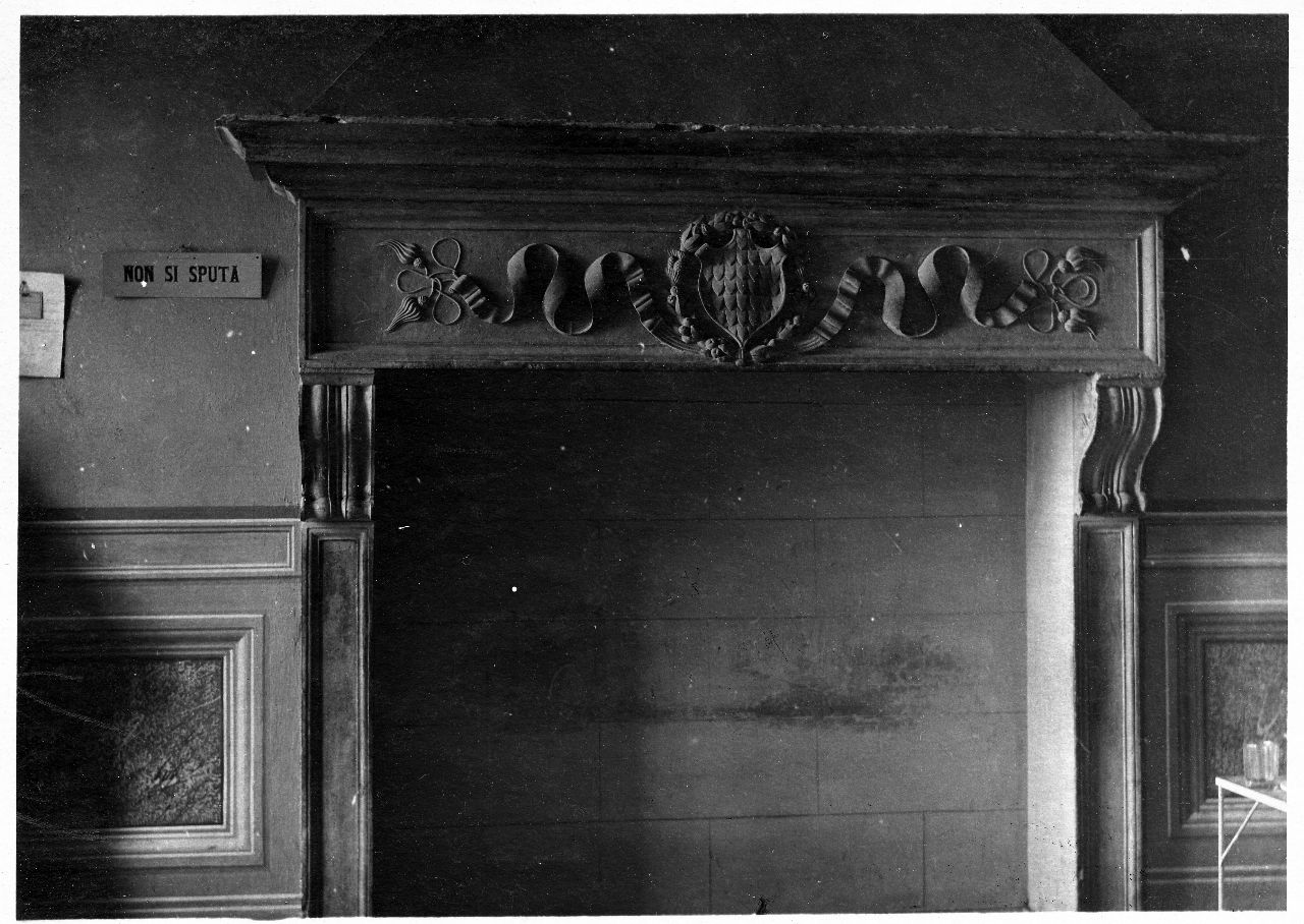 Arezzo- Conservatorio di S. Caterina - Mostra di camino in pietra con stemma (negativo) di Gabinetto fotografico del Polo Museale Fiorentino (laboratorio) - bottega aretina (inizio XX)