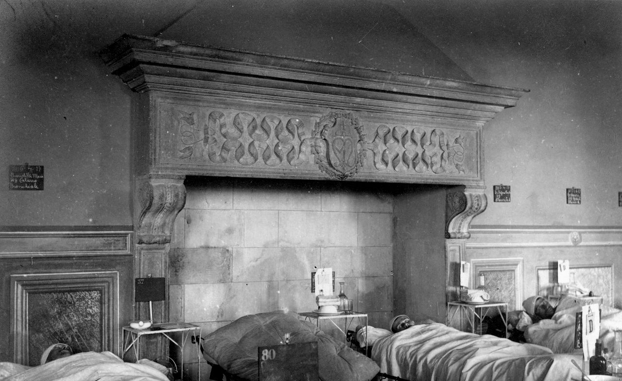 Arezzo- Conservatorio di S. Caterina - Mostra di camino in pietra con stemma (negativo) di Gabinetto fotografico del Polo Museale Fiorentino (laboratorio) - bottega aretina (inizio XX)