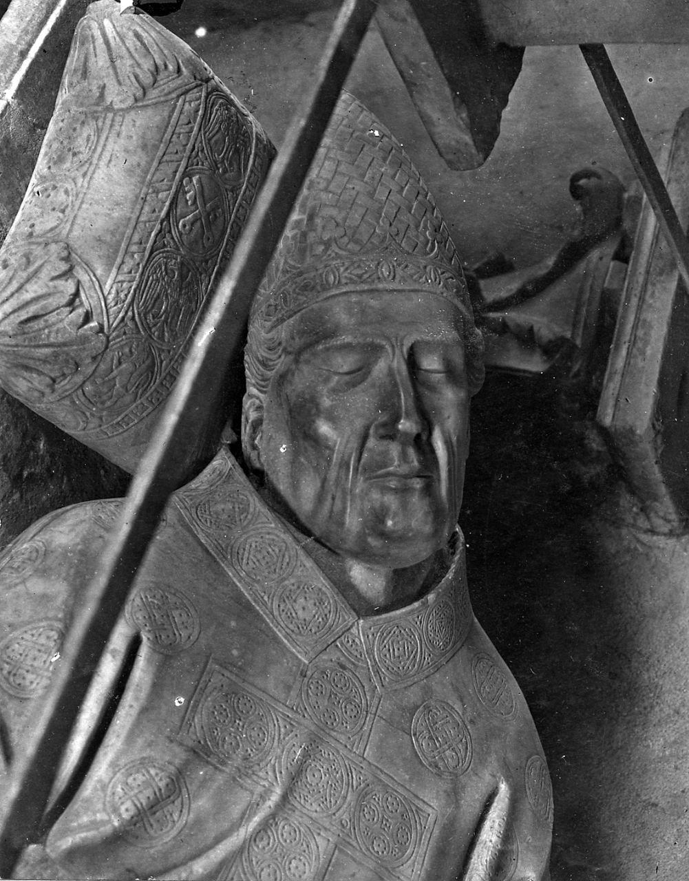 Arezzo - Cattedrale - Dettaglio del Monumento di Gregorio X (negativo) di Agnolo di Ventura, Agostino di Giovanni, Perazzo, N (inizio XX)
