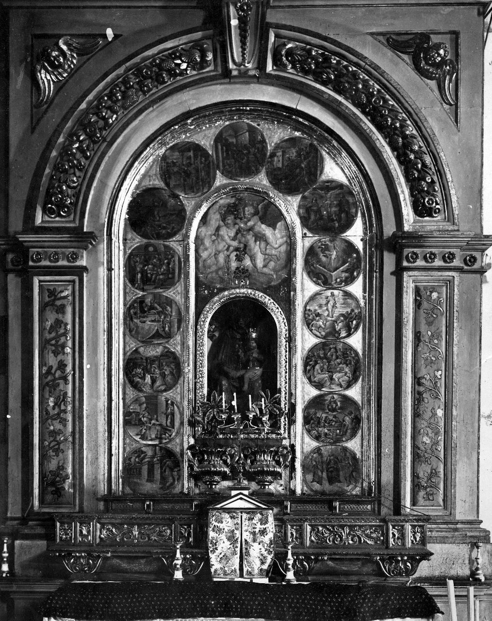 Arezzo - Chiesa di San Domenico - altare - I quindici misteri del rosario, Vasari (negativo) di Vasari Giorgio (bottega), Gabinetto fotografico del Polo Museale Fiorentino (laboratorio) (inizio XX)