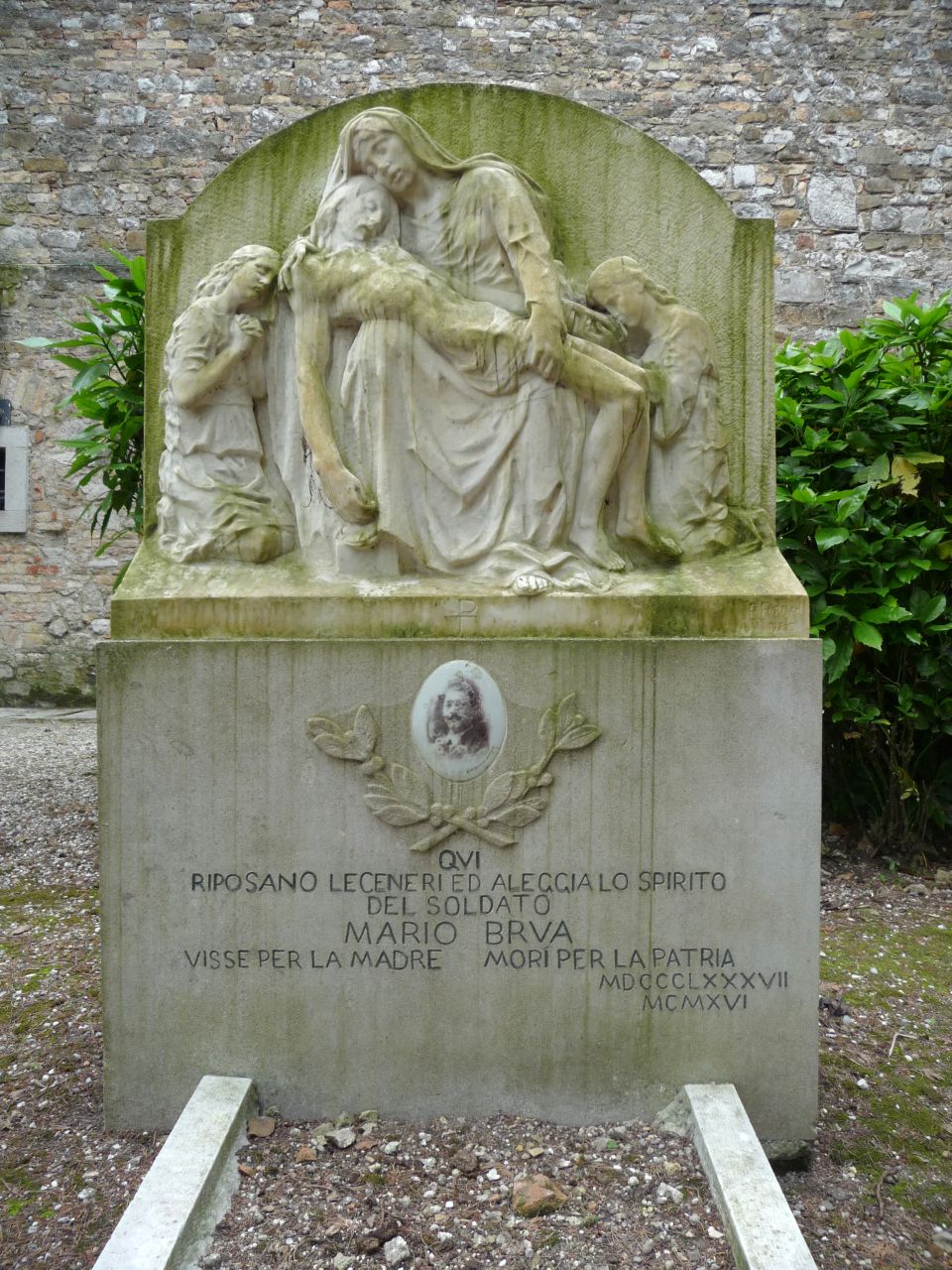compianto sul Cristo morto (monumento ai caduti - a basamento, opera isolata) di Furlan Edmondo (attribuito) (XX)