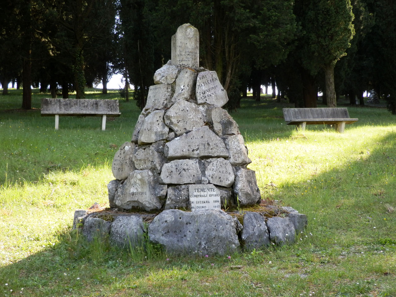 Soggetto assente (monumento ai caduti - a montagna figurata, opera isolata) - ambito militare italiano (prima metà XX)