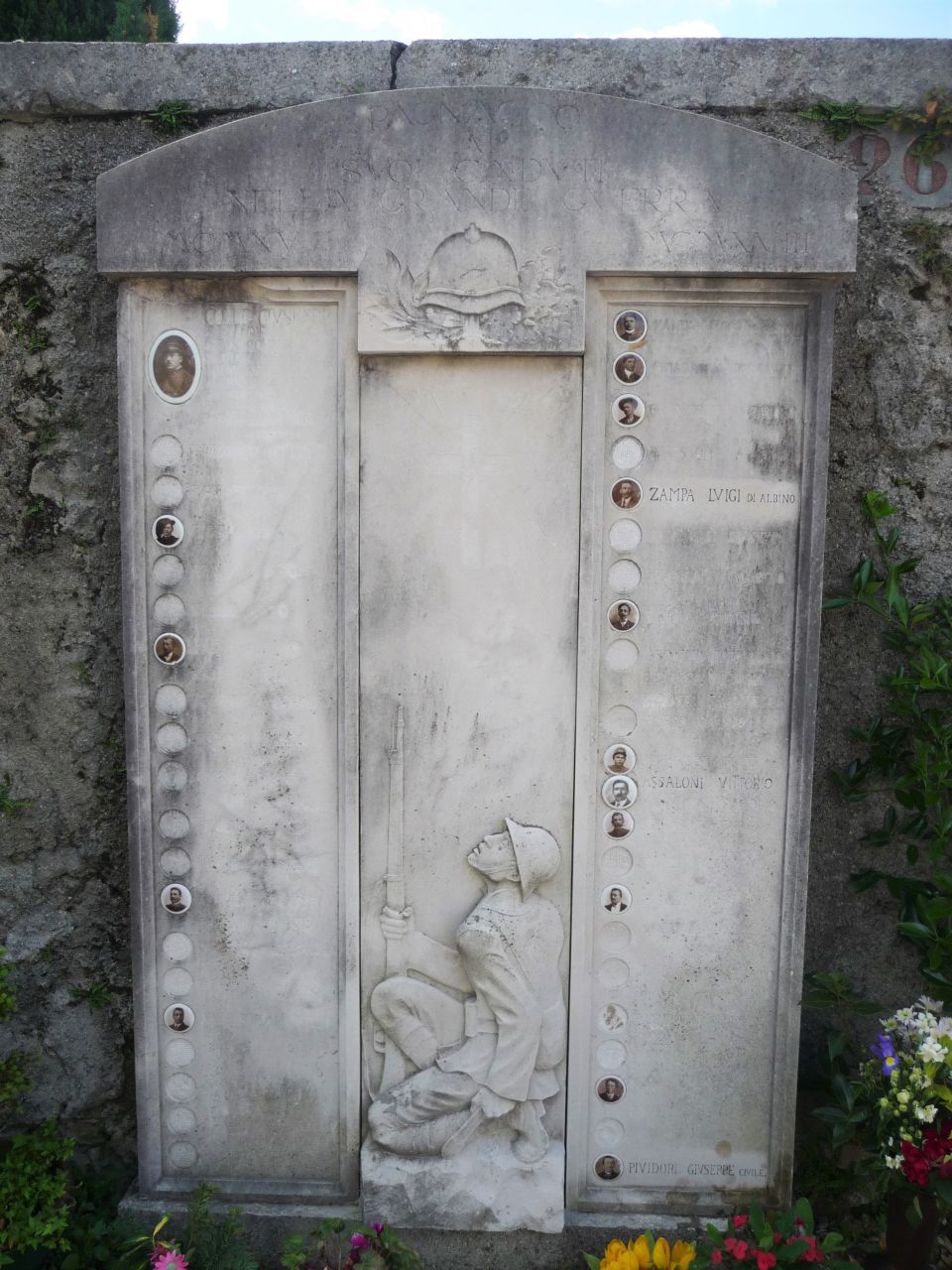 figura di soldato con armi (lapide commemorativa ai caduti, opera isolata) di Pischiutti Luigi (attribuito) (XX)