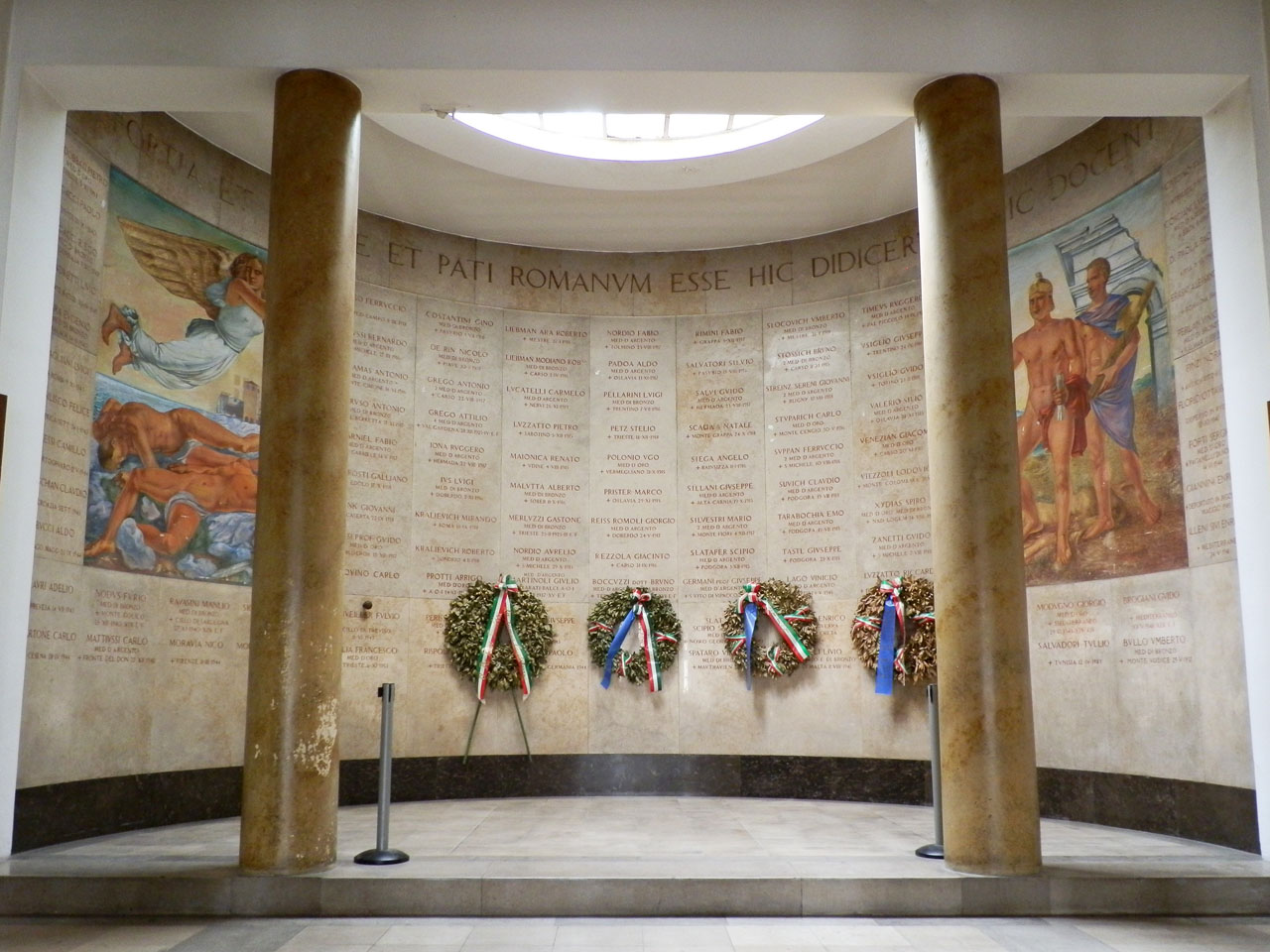 Famedio, Allegoria della Gloria e del sacrificio del soldato per Trieste, Allegoria della Vittoria italiana come soldati vestiti all’antica sull’Austria-Ungheria (monumento ai caduti - ad emiciclo, opera isolata) di Privileggi Vittorio (attribuito), Lannes Mario (attribuito) (prima metà XX)