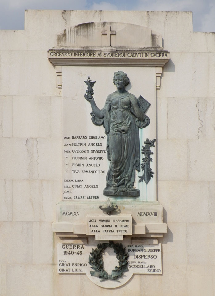 Allegoria della Gloria con allegoria della Vittoria (monumento ai caduti - a lapide, opera isolata) di Furlan Ado (attribuito) (prima metà XX)