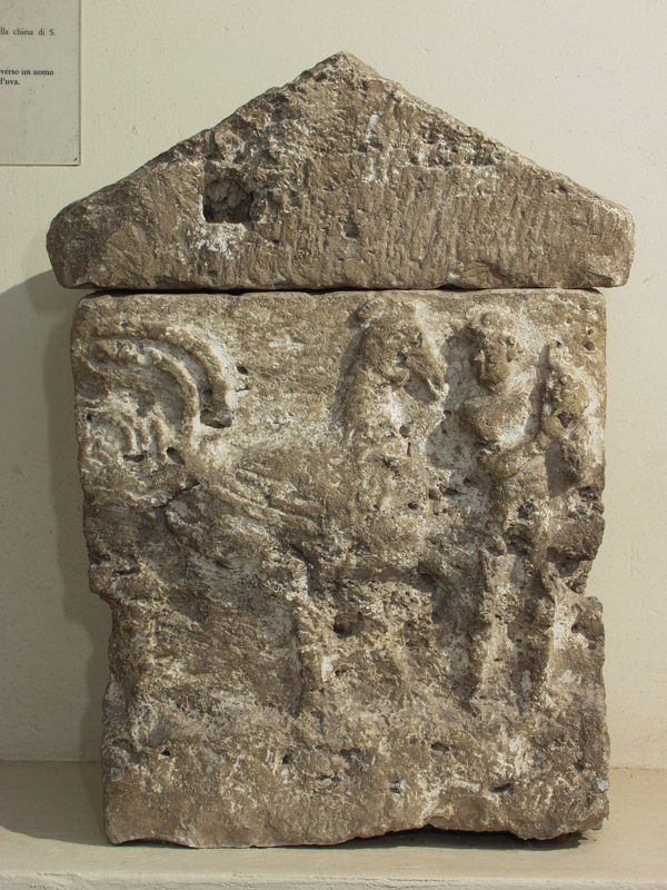 gallo incedente verso efebo nudo (urna/ cineraria, cassa, cubica, decorata) - bottega perugina (II a.C)