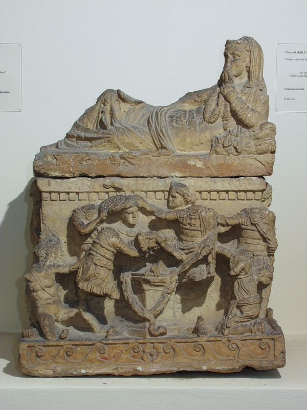 sacrificio di Ifigenia sulla fronte; scene di combattimento sui fianchi (urna/ cineraria, cassa, cubica, decorata) di Officina del Maestro di Enomao, Maestro E (attribuito) - bottega perugina (inizio II a.C)