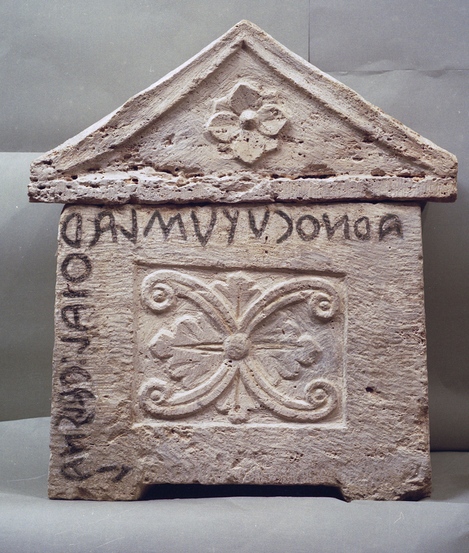 motivo decorativo composto da pelte schematiche (urna/ cineraria, cassa, cubica, decorata) (III-I sec. a.C)